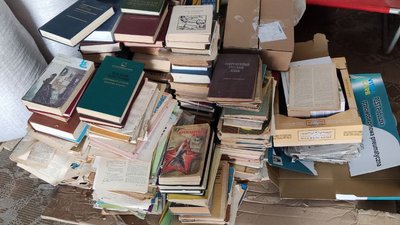 Житель Тернопільщини збирає книжки російською, щоб здати на макулатуру Житель Тернопільщини збирає книжки російською, щоб здати на макулатуру