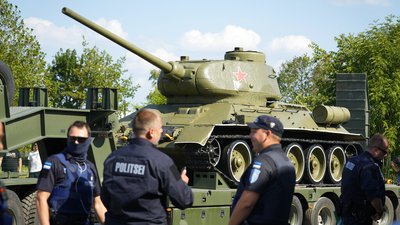 Демонтаж танка-пам'ятника Т-34