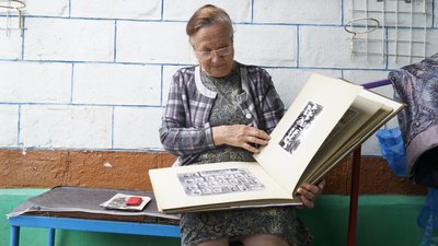 Живе і навчає дітей в літній кухні:
історія вчительки з розбитою хатою на Харківщині Живе і навчає дітей в літній кухні:
історія вчительки з розбитою хатою на Харківщині