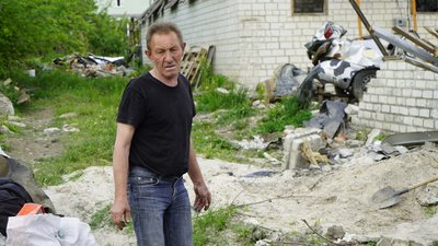 Розстріляні та спалені: під Харковом збирають тіла вбитих російських військових Розстріляні та спалені: під Харковом збирають тіла вбитих російських військових