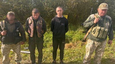 Під час спроби переправити цигарки через кордон затримали двох волинян