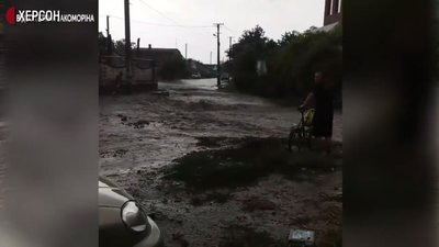 У Херсоні внаслідок негоди одну з вулиць заполонили вода та сміття У Херсоні внаслідок негоди одну з вулиць заполонили вода та сміття