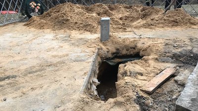 За даними поліції, невідомі особи здійснили підкоп бетонної основи За даними поліції, невідомі особи здійснили підкоп бетонної основи