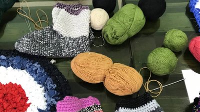 Запит на шкарпетки отримують постійно: житомирські волонтерки в'яжуть для українських військових Запит на шкарпетки отримують постійно: житомирські волонтерки в'яжуть для українських військових