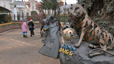 У центрі Луцька встановили ковані новорічні скульптури. Серед них – 300-кілограмовий тигр У центрі Луцька встановили ковані новорічні скульптури. Серед них – 300-кілограмовий тигр