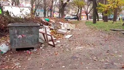 У Запоріжжі мешканці багатоповерхівки скаржаться на стихійне звалище біля будинку