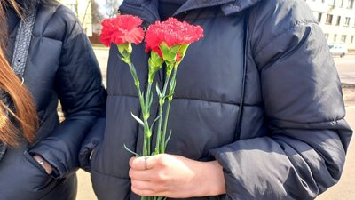 У Сумах поховали Дениса Харлашка, який віддав життя за Україну У Сумах поховали Дениса Харлашка, який віддав життя за Україну