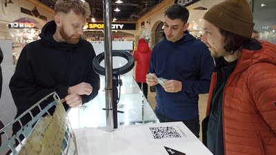 У Житомирі продають брелоки з уламками російського літака Су-25 – гроші збирають для 95 бригади У Житомирі продають брелоки з уламками російського літака Су-25 – гроші збирають для 95 бригади