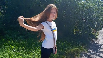На Івано-Франківщині дівчинка продала своє волосся та пожертвувала гроші на ЗСУ