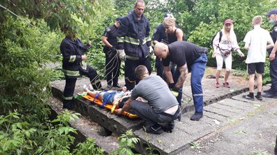 У Вінниці врятували дівчину, яка впала в котлован на території покинутого будівництва