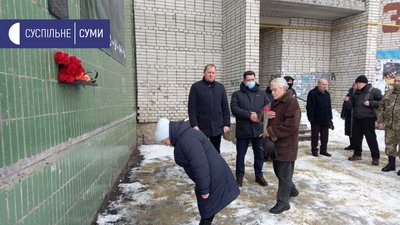 "У нас досі той самий ворог". У Сумах поклали квіти до пам`ятника Героїв Крут