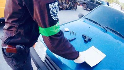 Прикарпатські поліцейські на блокпості затримали водія зі зброєю та набоями Прикарпатські поліцейські на блокпості затримали водія зі зброєю та набоями
