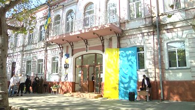 У Херсоні встановили меморіальну дошку керівнику місцевої самооборони Денису Лошкарьову У Херсоні встановили меморіальну дошку керівнику місцевої самооборони Денису Лошкарьову