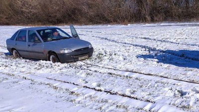 Рятувальники витягли легковик, який застряг у полі