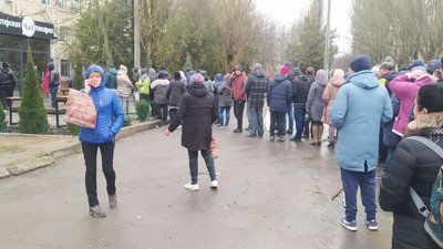 У Херсоні кілометрові черги за хлібом та ліками, магазини пусті, банкомати не працюють