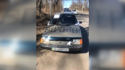У цій, спеціально придбаній машині, Андрій шість днів провів дорогою у Маріуполь. Лише напис "Волонтер" українські військові порадили зняти. У цій, спеціально придбаній машині, Андрій шість днів провів дорогою у Маріуполь. Лише напис "Волонтер" українські військові порадили зняти.