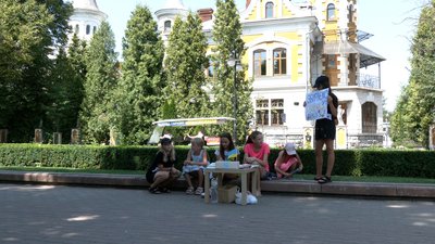 У Франківську шестеро школярок за два дні вторгували 8 тис. грн для ЗСУ. Продають книжки, вазони і косметику У Франківську шестеро школярок за два дні вторгували 8 тис. грн для ЗСУ. Продають книжки, вазони і косметику