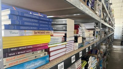 Перевезли мільйон книг. У Чернівецьку область переїхав один з найбільших книжкових складів України Перевезли мільйон книг. У Чернівецьку область переїхав один з найбільших книжкових складів України