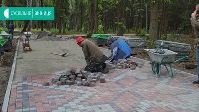 Алею у вигляді українського орнаменту викладають у вінницькому парку