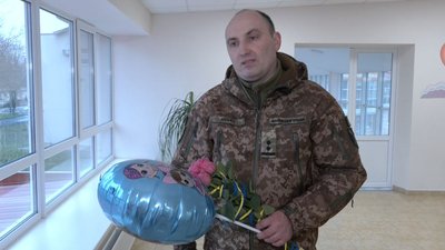 Військові привітали побратима з народженням доньки Військові привітали побратима з народженням доньки
