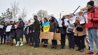 Просили надати Україні системи ППО: у Дніпрі пройшла акція біля зруйнованого ракетою будинку Просили надати Україні системи ППО: у Дніпрі пройшла акція біля зруйнованого ракетою будинку
