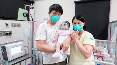 У Сінгапурі після 13 місяців лікування виписали найменшу у світі дитину