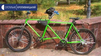 Двомісний велосипед учасники проєкту ”Вело для кожного” купили за 6 тисяч гривень Двомісний велосипед учасники проєкту ”Вело для кожного” купили за 6 тисяч гривень