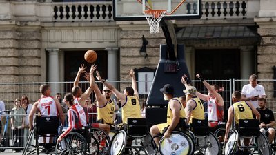 Ветерани грають у баскетбол на кріслах колісних на площі перед Львівським оперним театром
