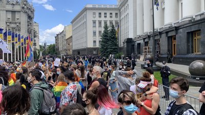 "Дави, щоб не тиснули на тебе": під ОПУ мітингують представники ЛГБТ "Дави, щоб не тиснули на тебе": під ОПУ мітингують представники ЛГБТ