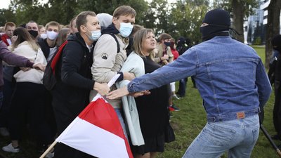 У Мінську десятки тисяч людей вийшли на "Марш героїв", силовики затримали 400 осіб
