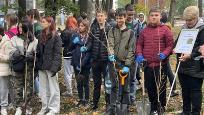 У тернопільському парку школярі висадили "Алею нескорених"