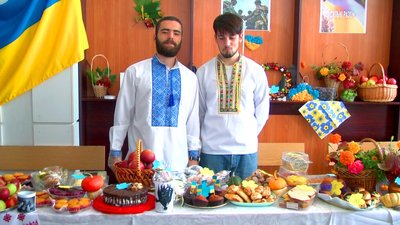 Вареники, борщ та випічка: у вінницькому коледжі зорганізували благодійну ярмарку Вареники, борщ та випічка: у вінницькому коледжі зорганізували благодійну ярмарку