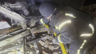 Рятувальник гасить пожежу у Шостці на Сумщині, 30 квітня 2026 року