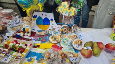 У сумській школі влаштували ярмарок "Від маленьких сердець до великої Перемоги" У сумській школі влаштували ярмарок "Від маленьких сердець до великої Перемоги"