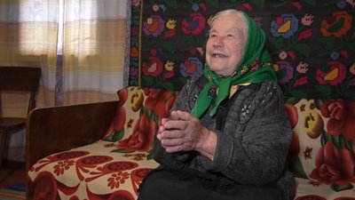Садить город та носить воду з криниці: у 91 рік волинянка сама живе та господарює на хуторі Садить город та носить воду з криниці: у 91 рік волинянка сама живе та господарює на хуторі