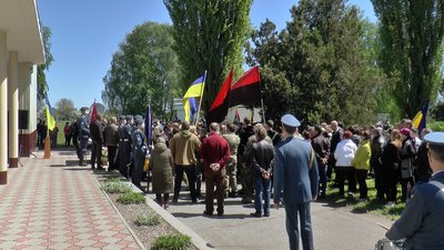 На Полтавщині поховали Юрія Опришка, якого поранив снайпер На Полтавщині поховали Юрія Опришка, якого поранив снайпер