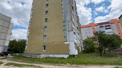 В Умані відновлюють зруйнований ракетою будинок В Умані відновлюють зруйнований ракетою будинок