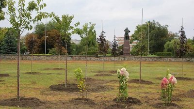 У Кременчуці створили сквер пам'яті про загиблих у торговому центрі, куди влучила російська ракета У Кременчуці створили сквер пам'яті про загиблих у торговому центрі, куди влучила російська ракета