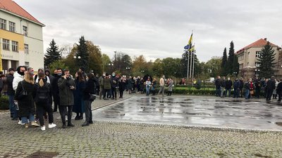 "Роботу бізнесу!": під Закарпатською ОДА мітингують підприємці (ФОТО)