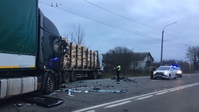 На дорозі під Луцьком зіштовхнулися дві вантажівки На дорозі під Луцьком зіштовхнулися дві вантажівки