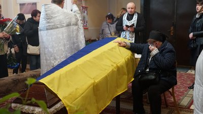 У Сумах попрощалися із солдатом Євгенієм Болдичевим У Сумах попрощалися із солдатом Євгенієм Болдичевим