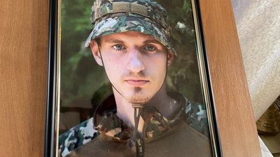 Загинули під час захисту Батьківщини. У Херсоні попрощались з захисниками Максимом Артюшенком та Андрієм Сіроштаном Загинули під час захисту Батьківщини. У Херсоні попрощались з захисниками Максимом Артюшенком та Андрієм Сіроштаном