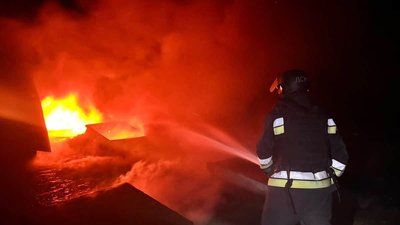 Рятувальники гасять пожежу