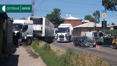 У Харкові вантажівка в’їхала в паркан будинку