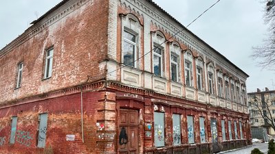"Жили до 30 родин": полтавський краєзнавець про будівлю на Павленківській площі "Жили до 30 родин": полтавський краєзнавець про будівлю на Павленківській площі