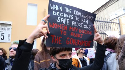 "Відчепіться від жінок". У Києві активістки підтримали польські протести проти заборони абортів "Відчепіться від жінок". У Києві активістки підтримали польські протести проти заборони абортів