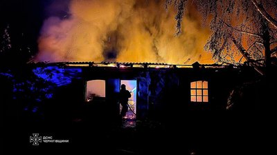 Загинув через необережність під час куріння: на Чернігівщині сталась пожежа будинку