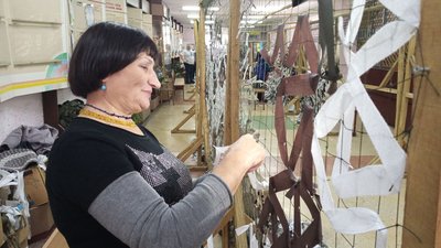 "Військові чекають по два місяці": у Хмельницькому бракує рук для плетіння маскувальних сіток