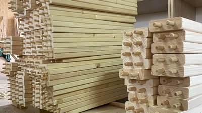 На Івано-Франківщині майстри цілодобово виготовляють меблі для українських бійців і дітей На Івано-Франківщині майстри цілодобово виготовляють меблі для українських бійців і дітей