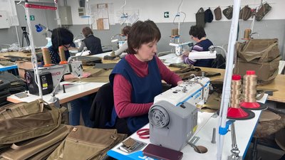 Галина Саврун шиє військову амуніцію Галина Саврун шиє військову амуніцію